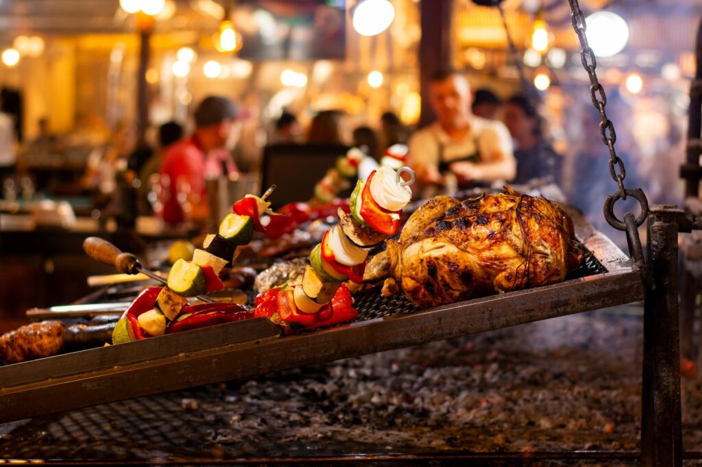Open haardvuur in de eetzaal van Restaurant Vuurvast